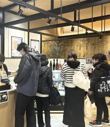店内で商品を選ぶお客様